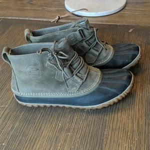Sorel green out and about boots 7.5